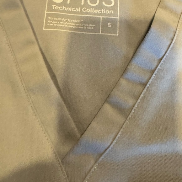 Figs Women’s Scrub V-Neck Top. Light grey Sz S - Picture 3 of 4